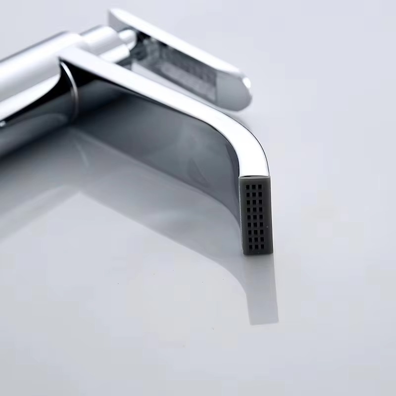 Torneira para lavatório de casa de banho moderna com um só furo Torneira de água em aço inoxidável 304 Misturadora de latão elegante para uso doméstico ou em vivendas