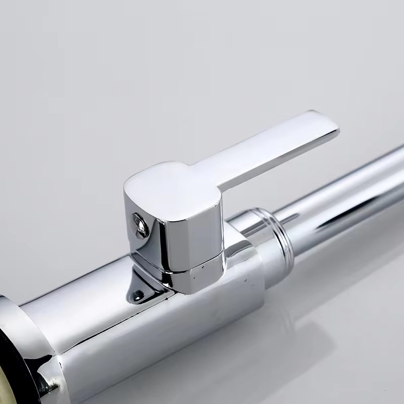 حنفية مطبخ معاصرة اقتصادية بمقبض واحد مطلي بالكروم والزنك صنبور ماء بارد مثبت على سطح المطبخ صنبور ماء بارد بتصميم المصنع