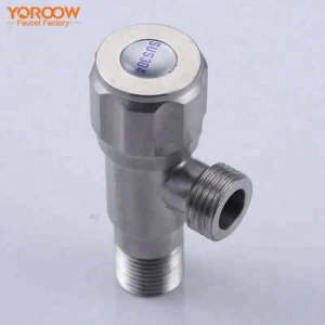 Com uma entrada de 3/8 polegadas para ligação ao abastecimento de água e uma saída de 1/2 polegada para tubos PEX, a válvula angular de aço inoxidável 3/8 × 1/2 PEX proporciona uma vedação segura e um controlo fiável do fluxo de água.
