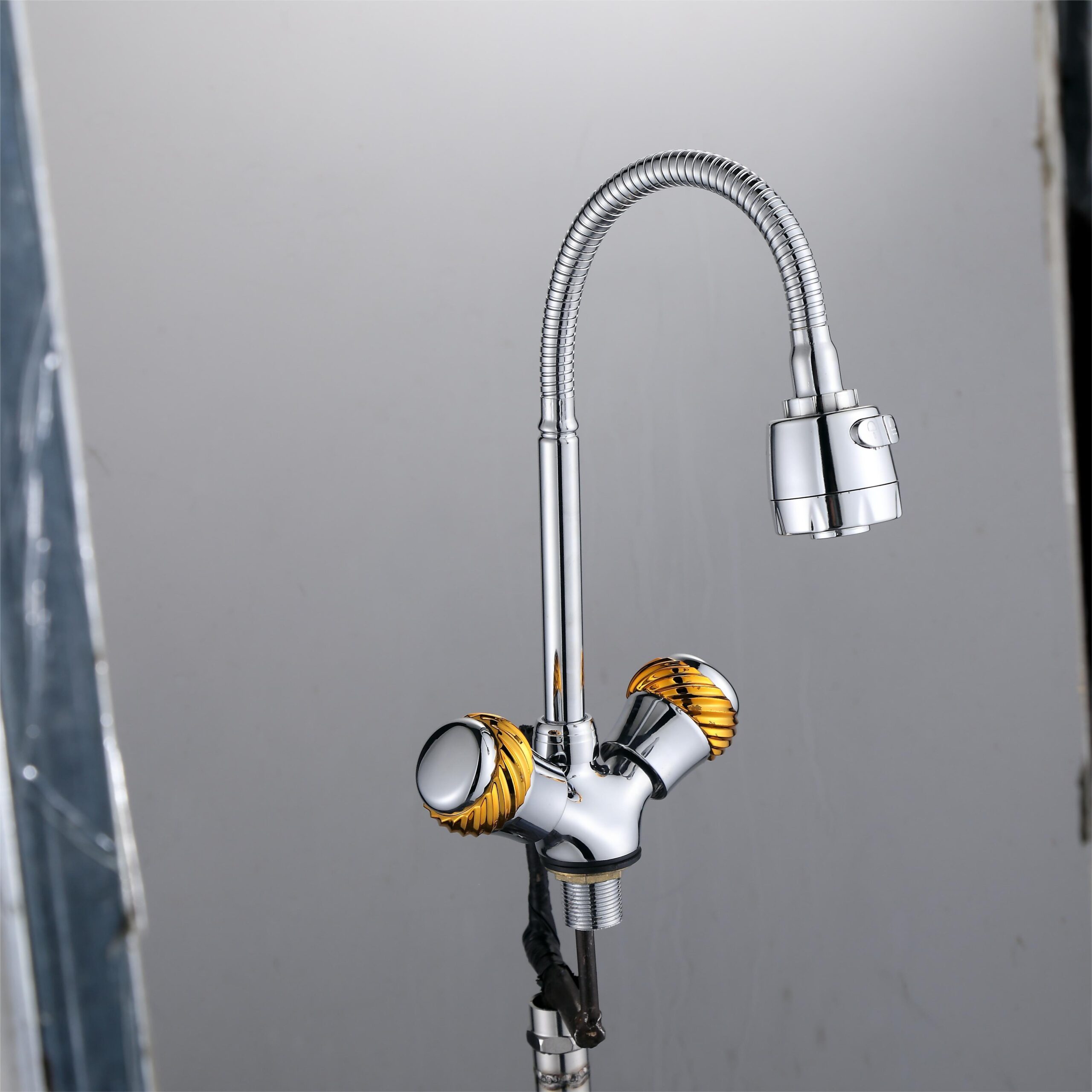 详情图_uAyJiHwD_1 High-End Double Handle Zinc Chrome Kitchen Faucet Deck Mounted Hot & Cold Water Sink Tap Good Price for Quality Kitchen Faucet