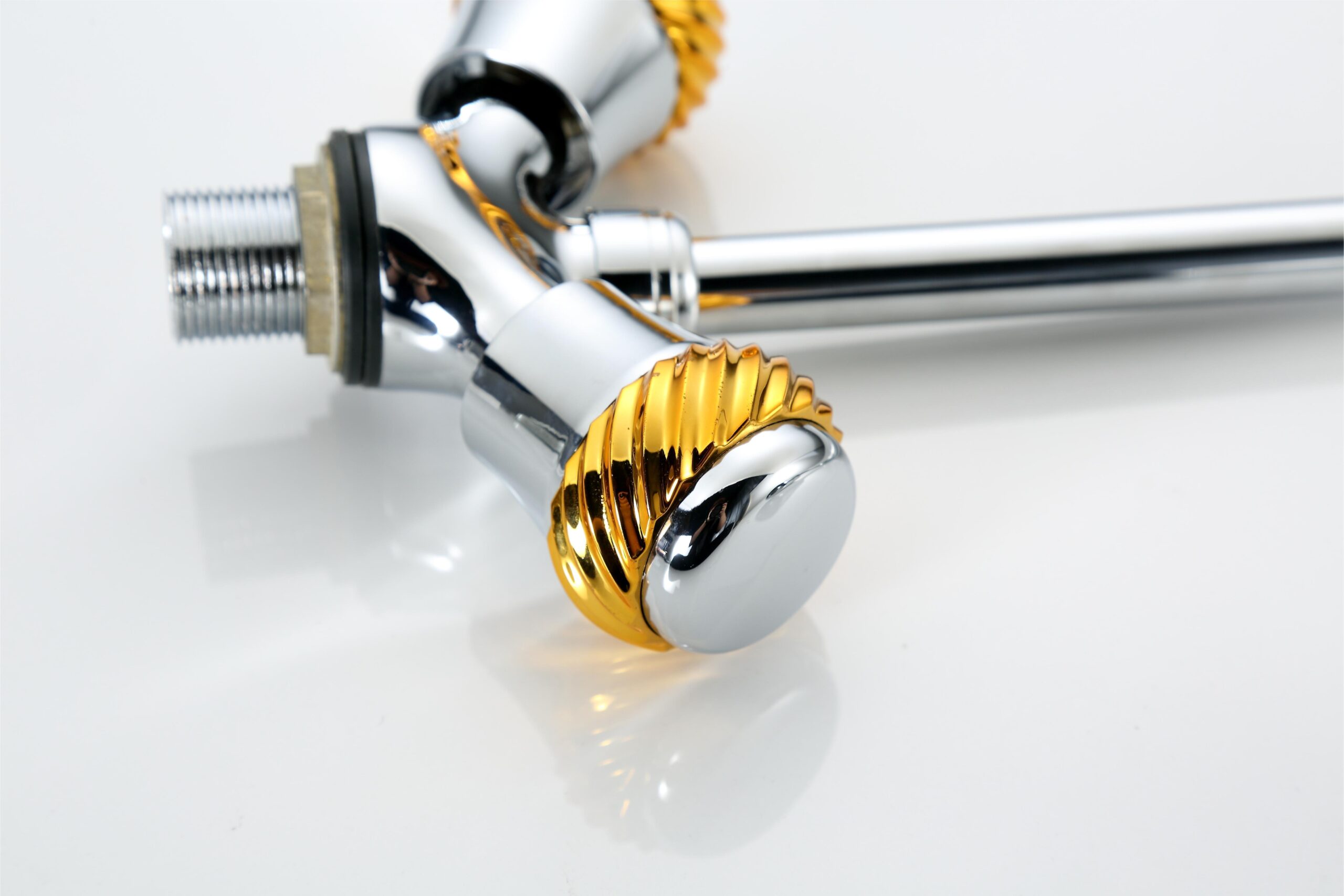 详情图_uAyJiHwD_4 High-End Double Handle Zinc Chrome Kitchen Faucet Deck Mounted Hot & Cold Water Sink Tap Good Price for Quality Kitchen Faucet